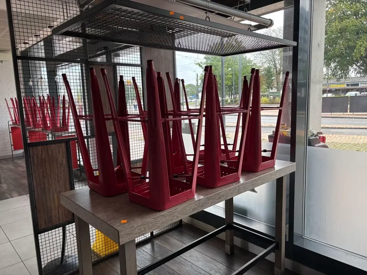 Billede 2 - Barbord med 6 stk. barstole