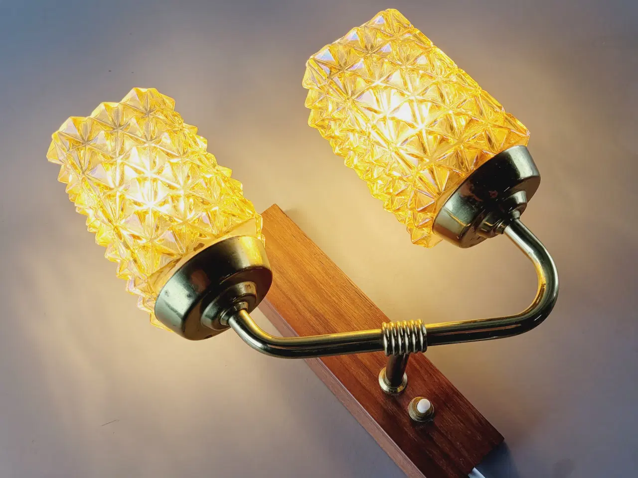 Billede 9 - ⭐️- Smuk retro væglampe i teak, messing og glas