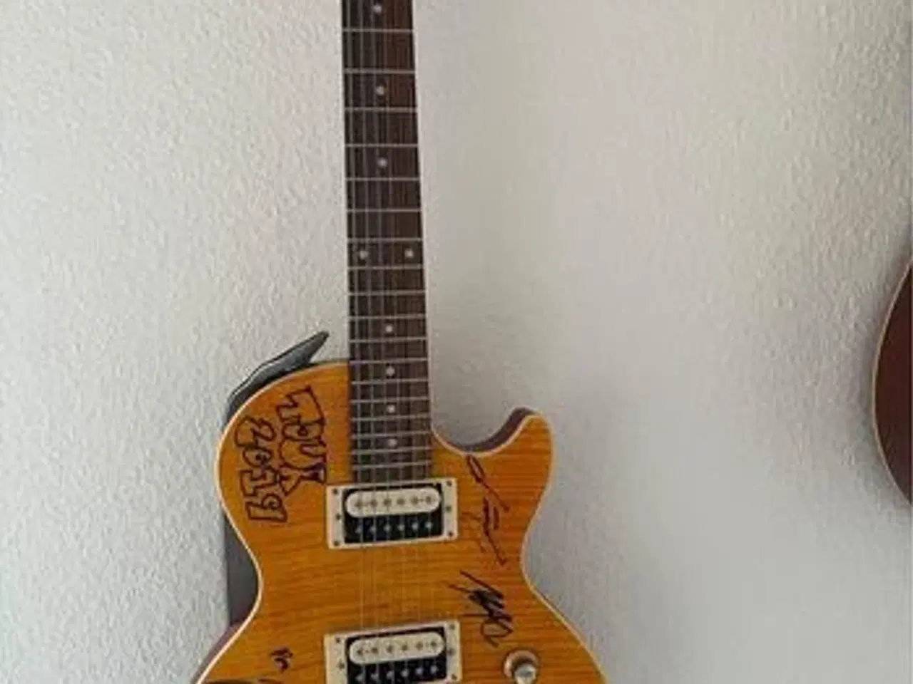 Billede 2 - Guitar med autograf af Jacob Dinesen 