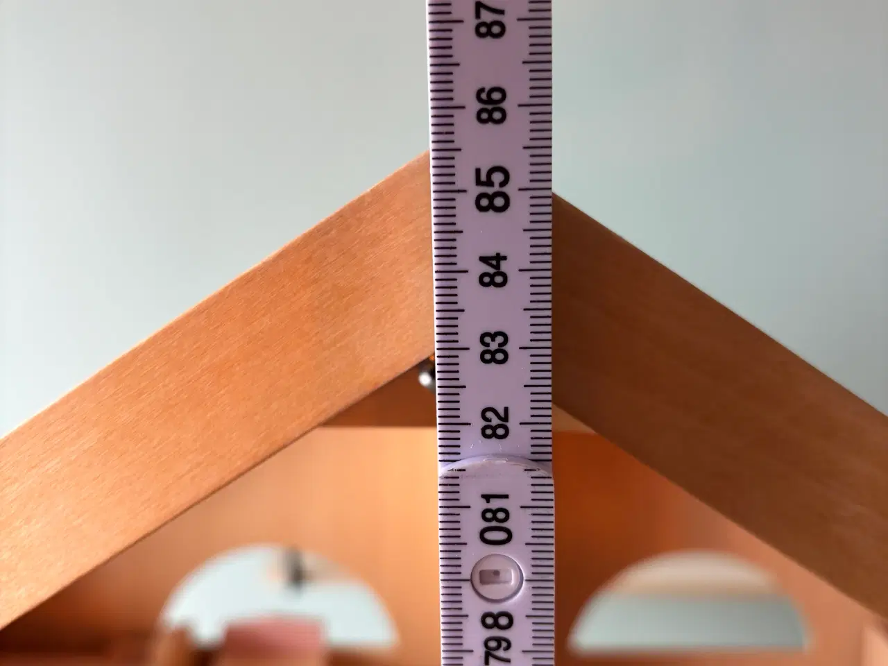 Billede 8 - Skønt stort dukkehus i træ med masser af tilbehør