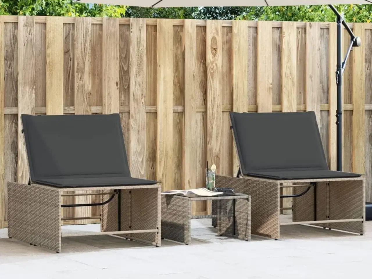Billede 1 - Liggestole 2 stk. med bord grå polyrattan