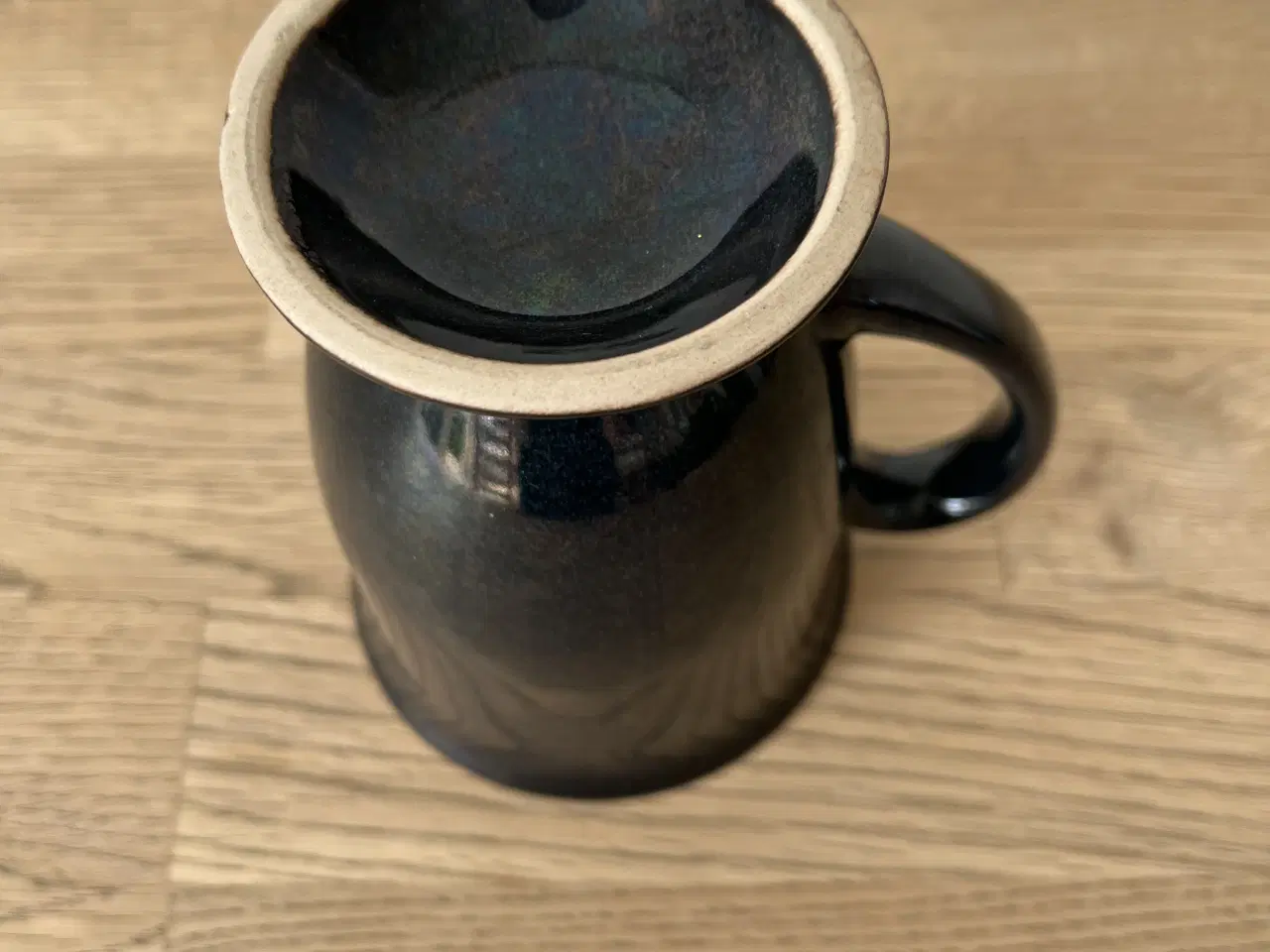Billede 3 - Krus på fod - sort udenpå og brunlig indeni