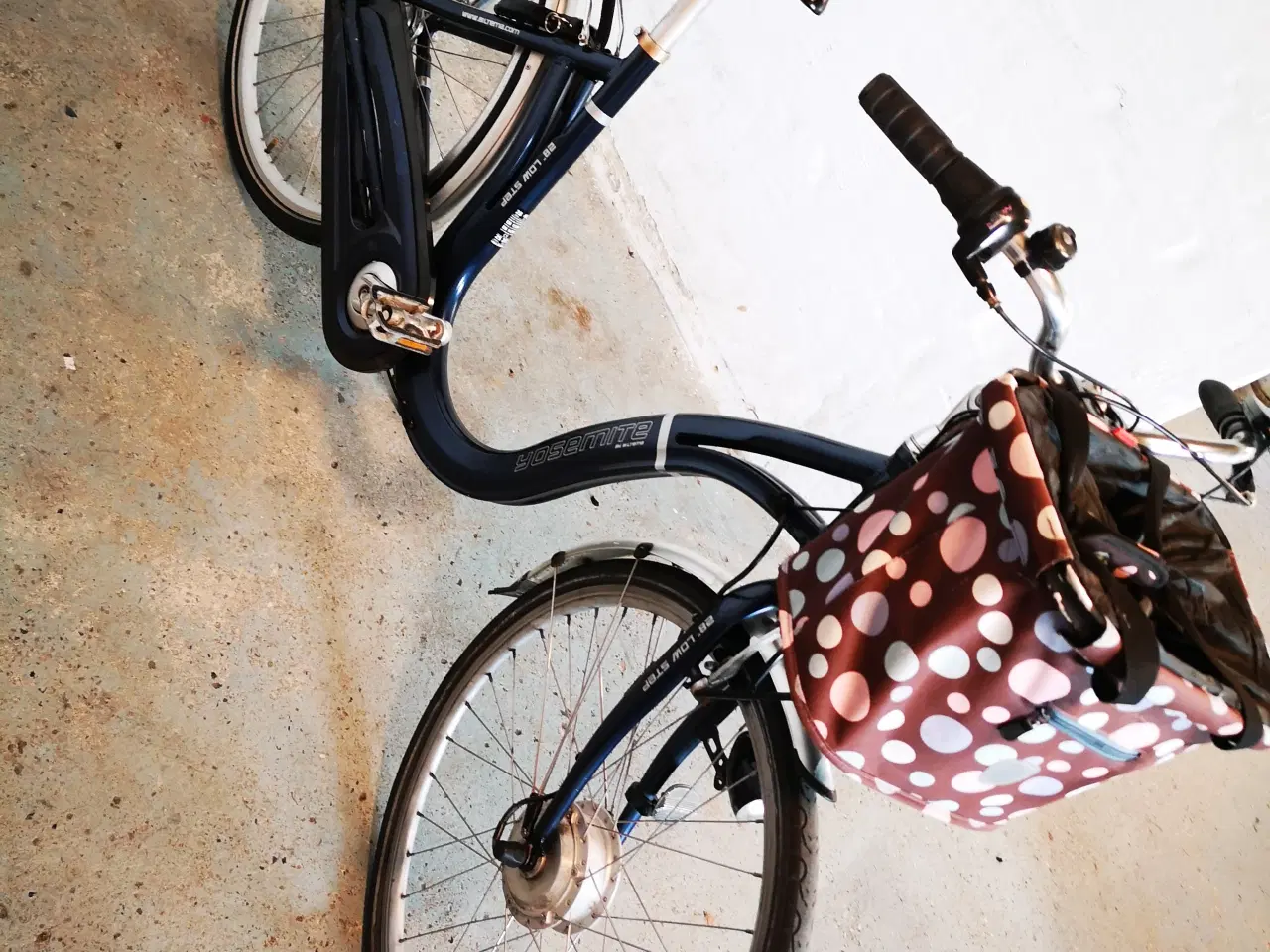 Billede 1 - El cykel Yosemite 28" 48cm ny dæk ,lås, kurv , 7 g