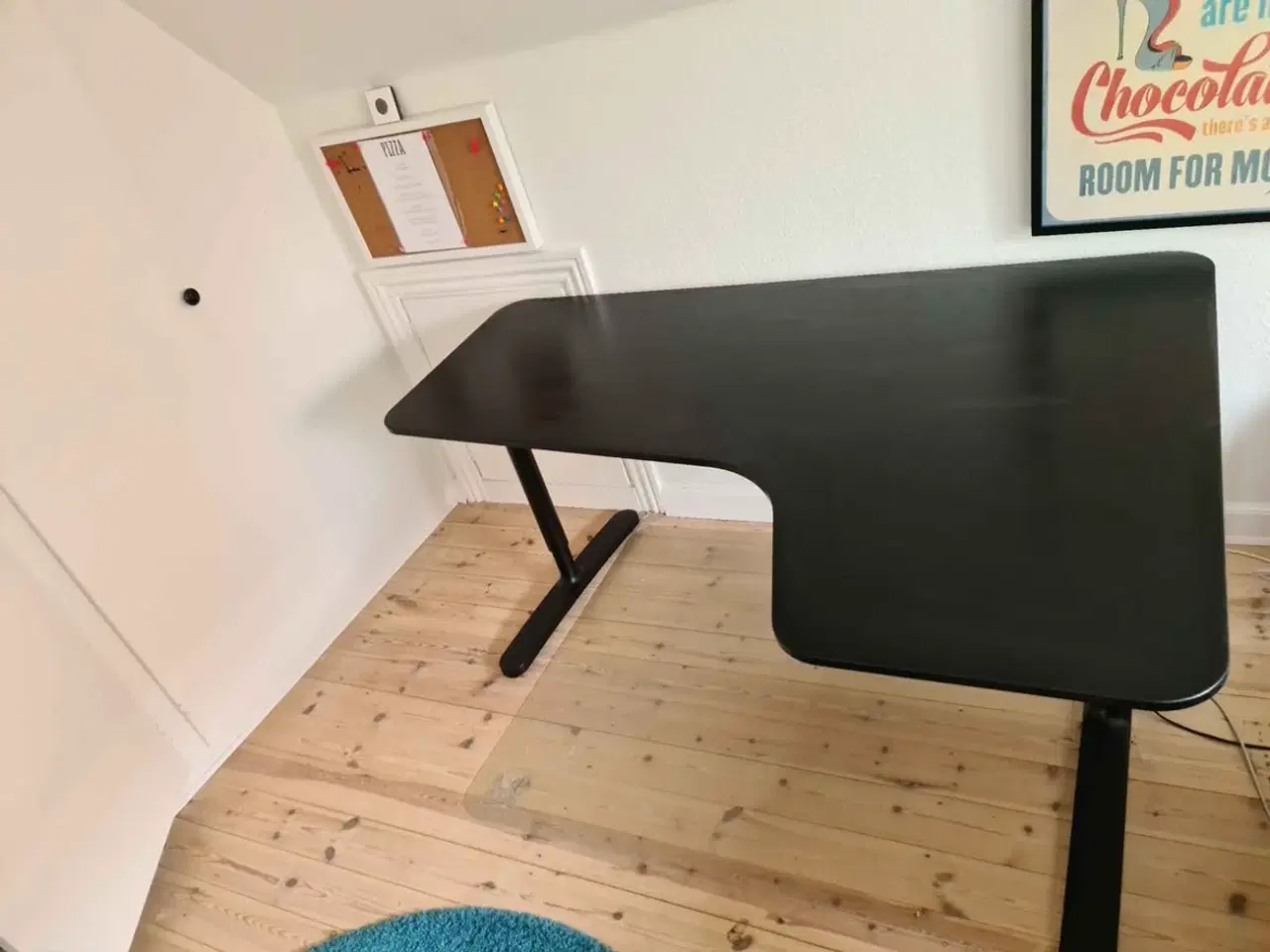 Billede 1 - Fint sort justerbart skrivebord fra IKEA sælges