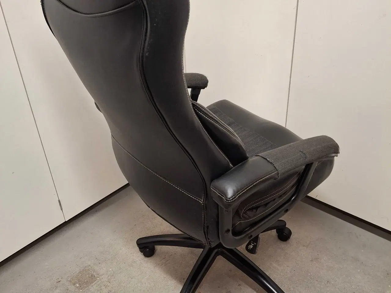 Billede 2 - Værksteds stol, slidt, Ny prisen: kr. 1600.-