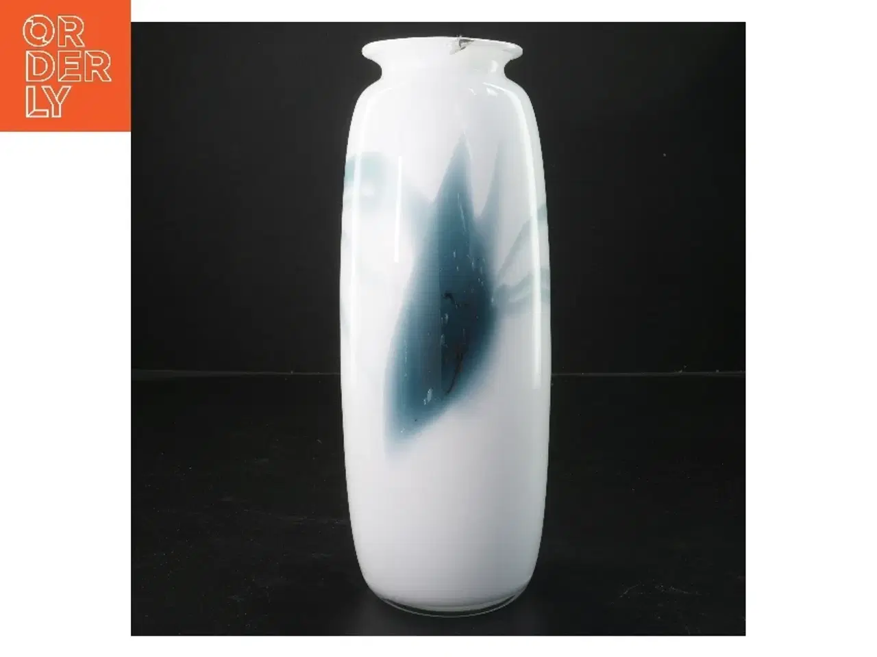 Billede 2 - Holmegård Atlantisvase med blå mønster (str. Ø 8 cm længde 27 cm)