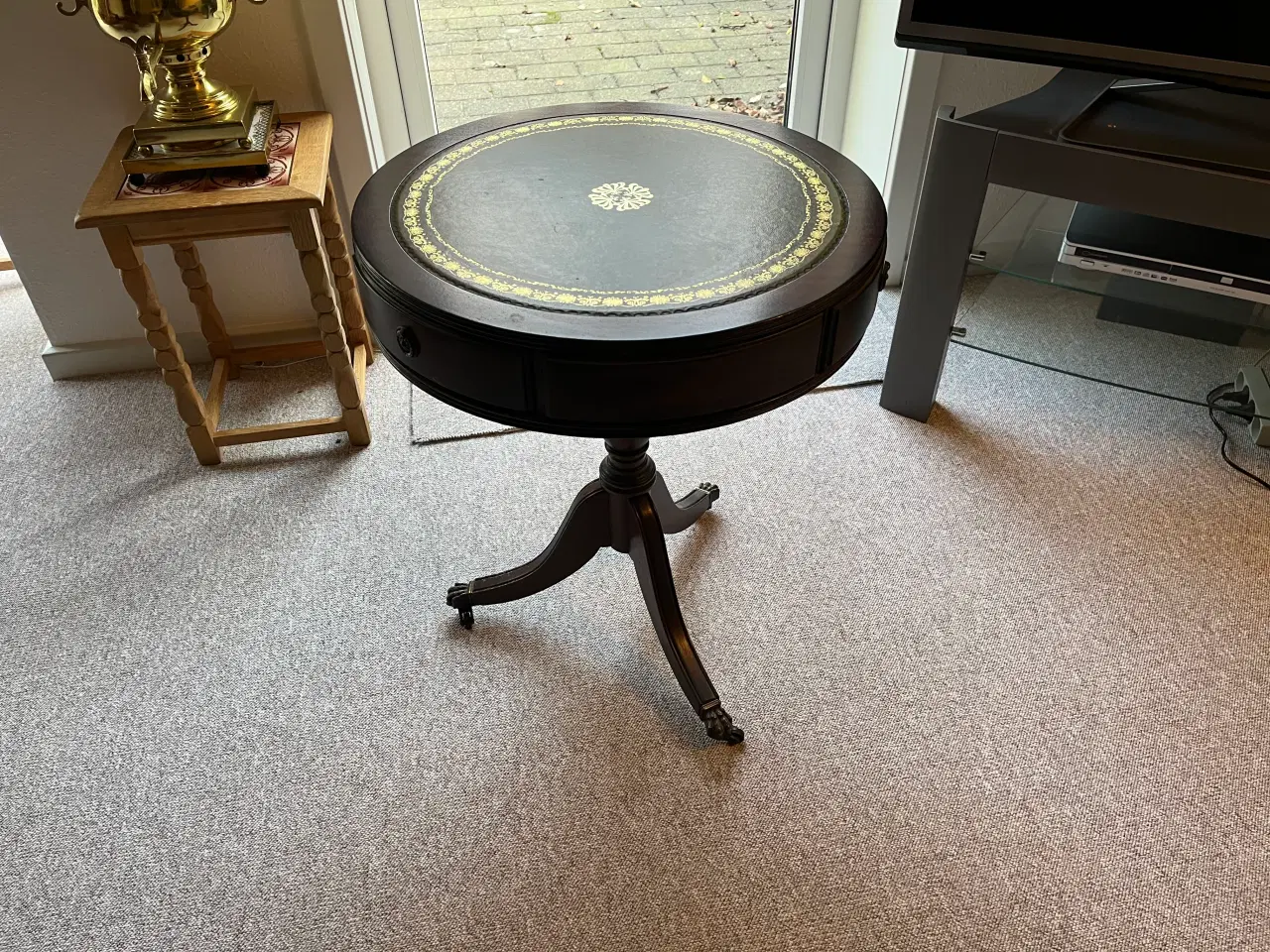 Billede 2 - Engelsk bord med 3 skuffer og bordplade i læder.