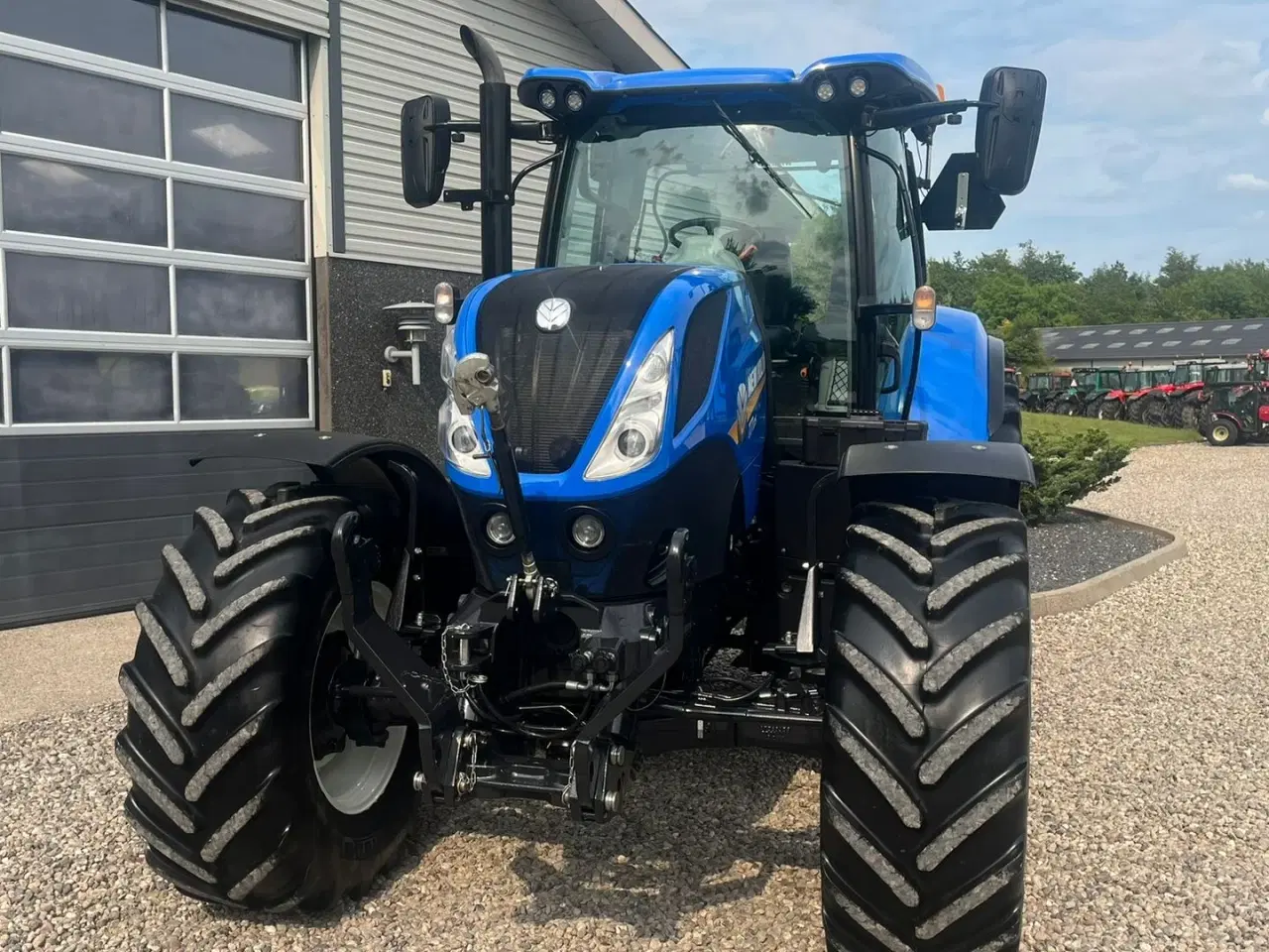 Billede 11 - New Holland T7.175 RangeCommand med frontlift. Meget velholdt gård traktor.