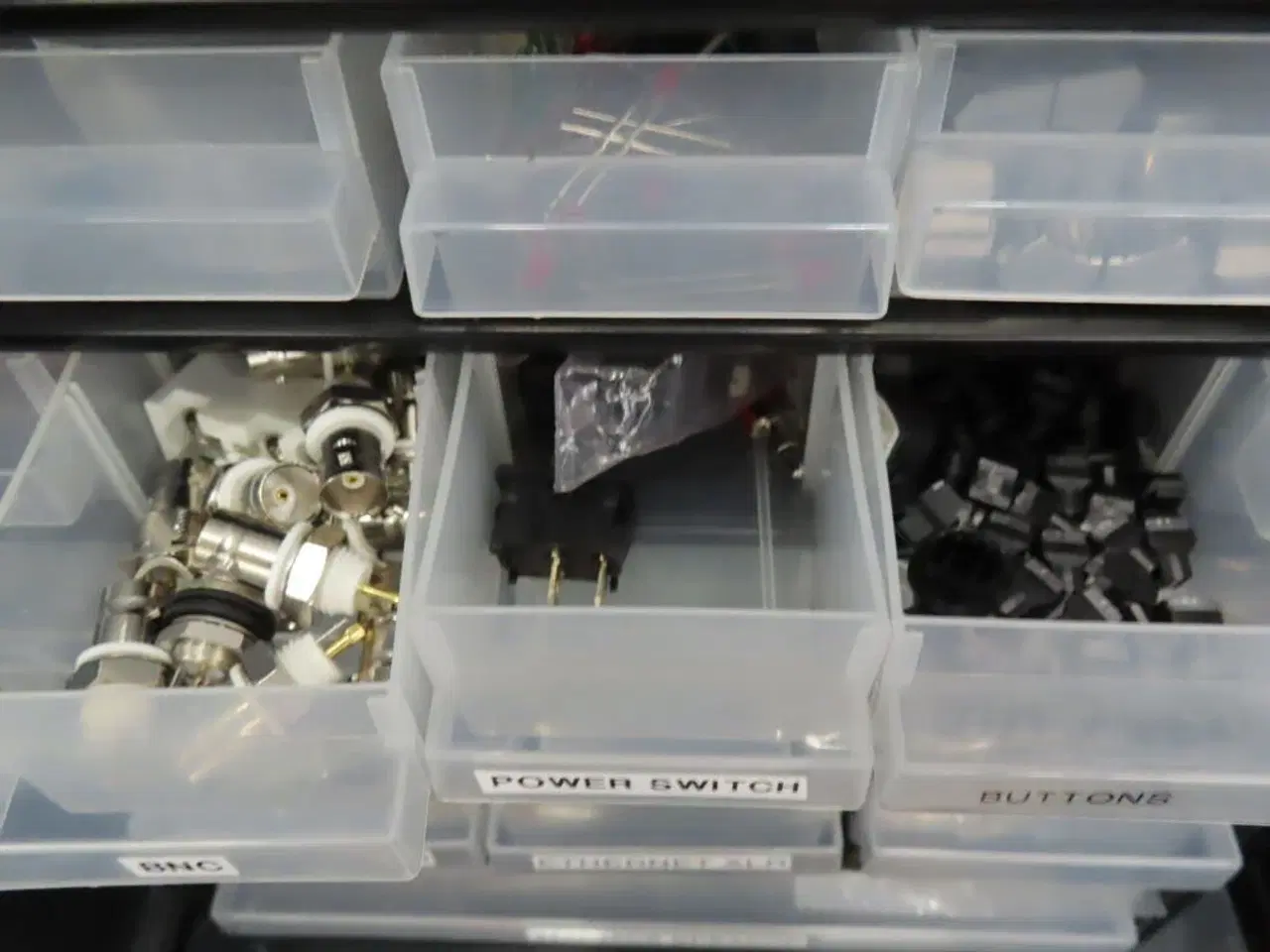 Billede 9 - Opbevaringskasser med div elektronikdele til bl.a. kabler