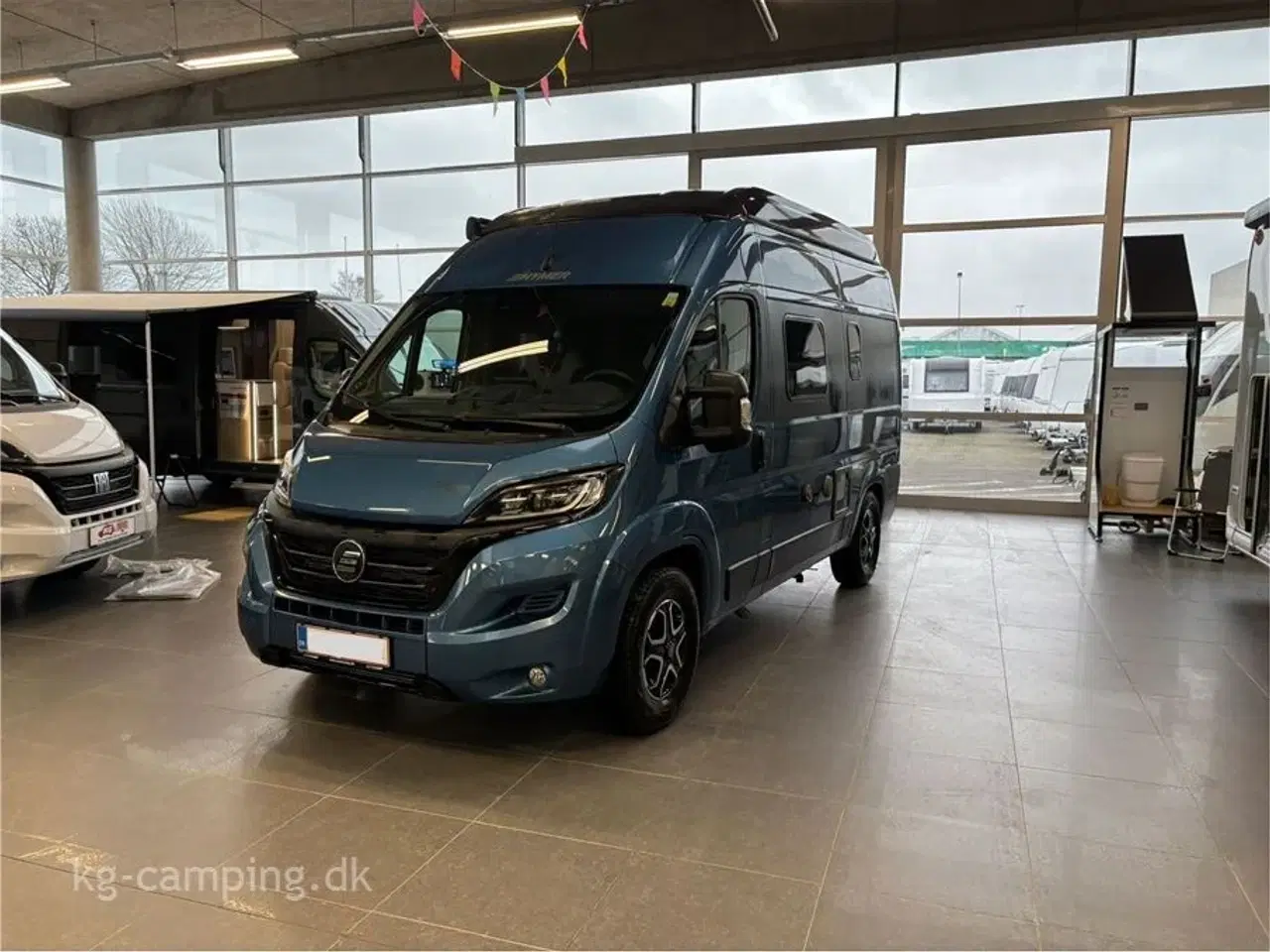 Billede 3 - 2022 - Hymer Free 540 BLUE EVOLUTION   Udstyr inkluderet: 2x Lithium-batteri • Solcelleanlæg • Markise • Hævesængetag • Fuld LED-lys • Automatisk klimaanlæg • Elektrisk håndbremse