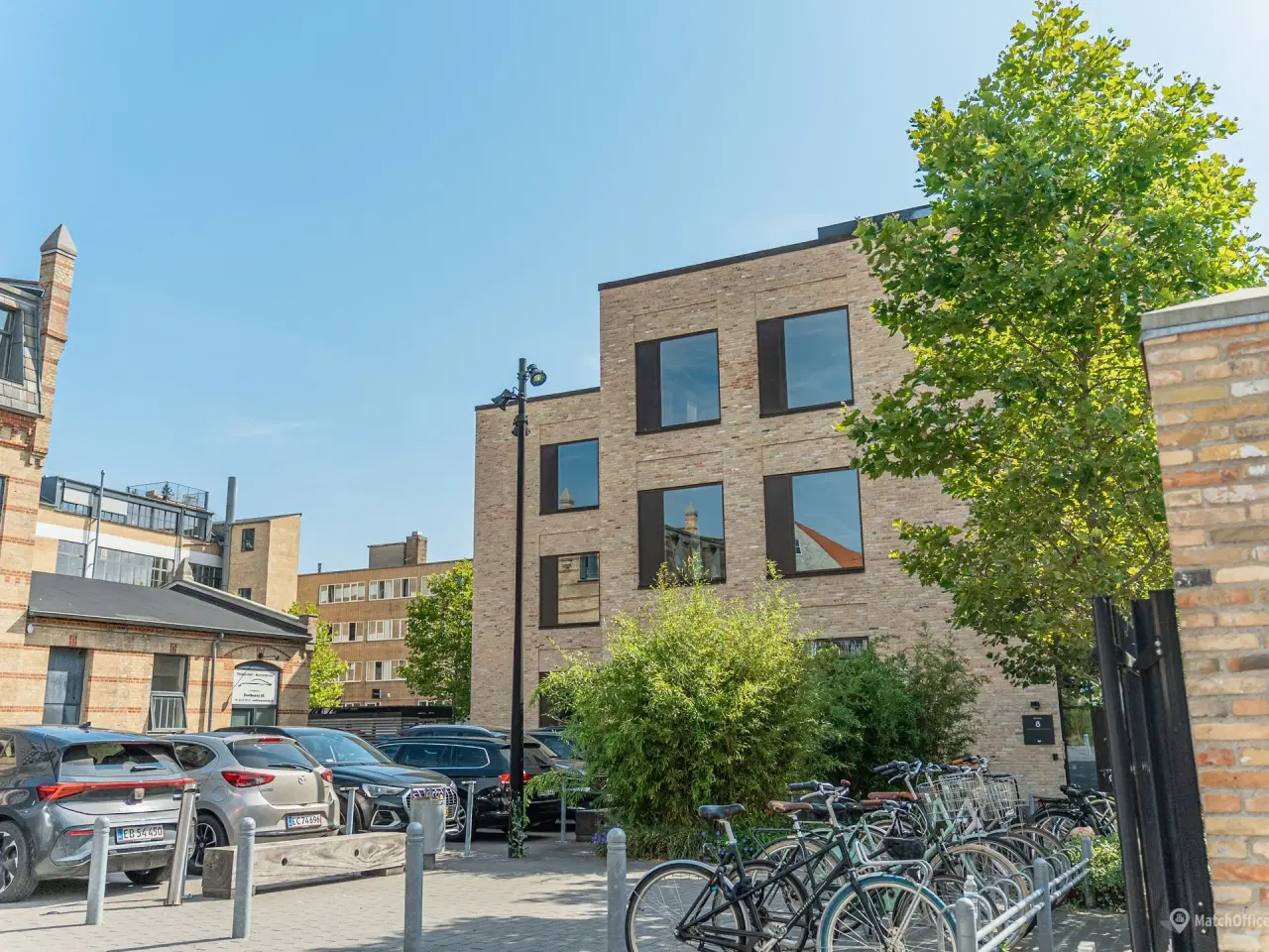 Billede 1 - Gennemført kontordomicil med rå detaljer
