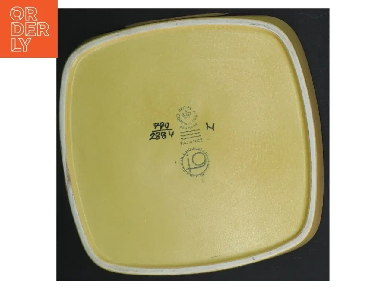 Billede 4 - Gul keramik fad 790-2884 fra Royal Copenhagen (str. 22 cm)