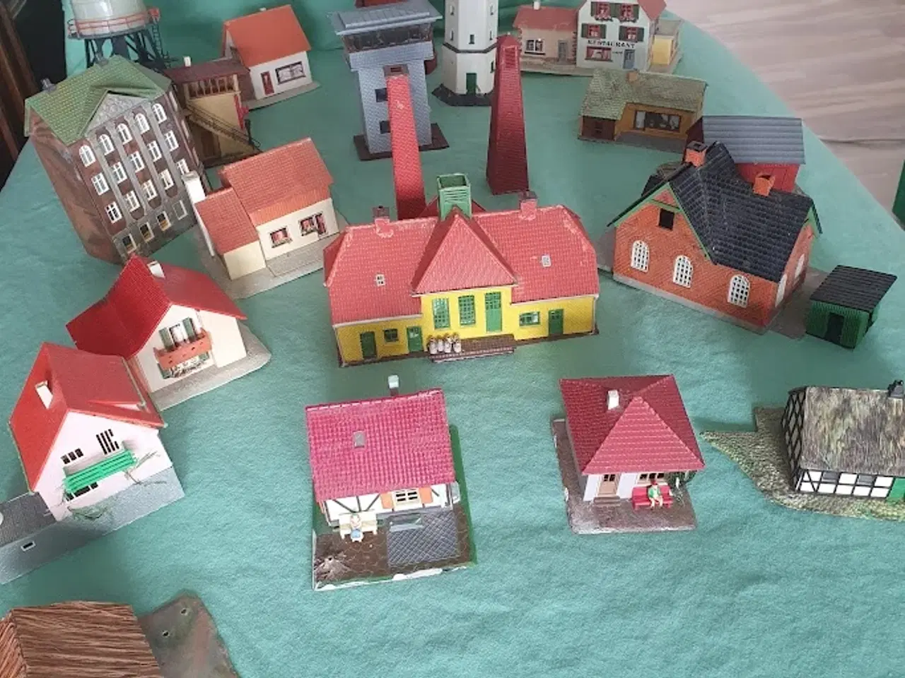 Billede 11 - Modeltog HO - lokomotiver - vogne - skinner - huse