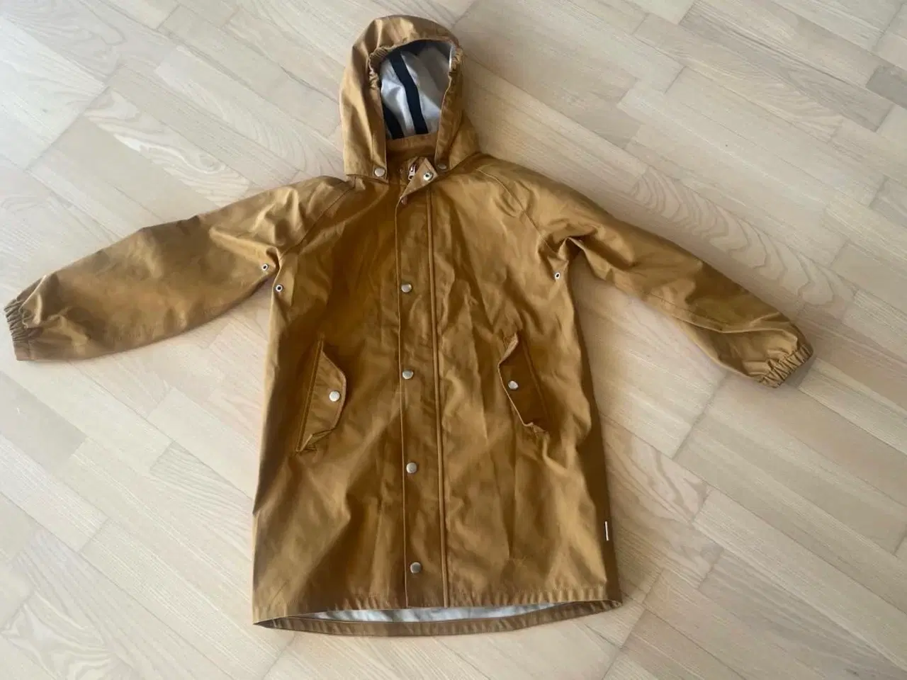 Billede 1 - Karrygul Liewood regnjakke