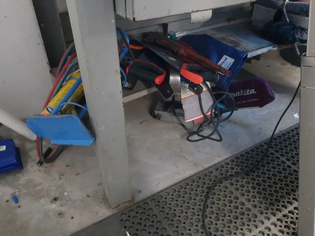 Billede 5 - Arbejdsbord med indhold