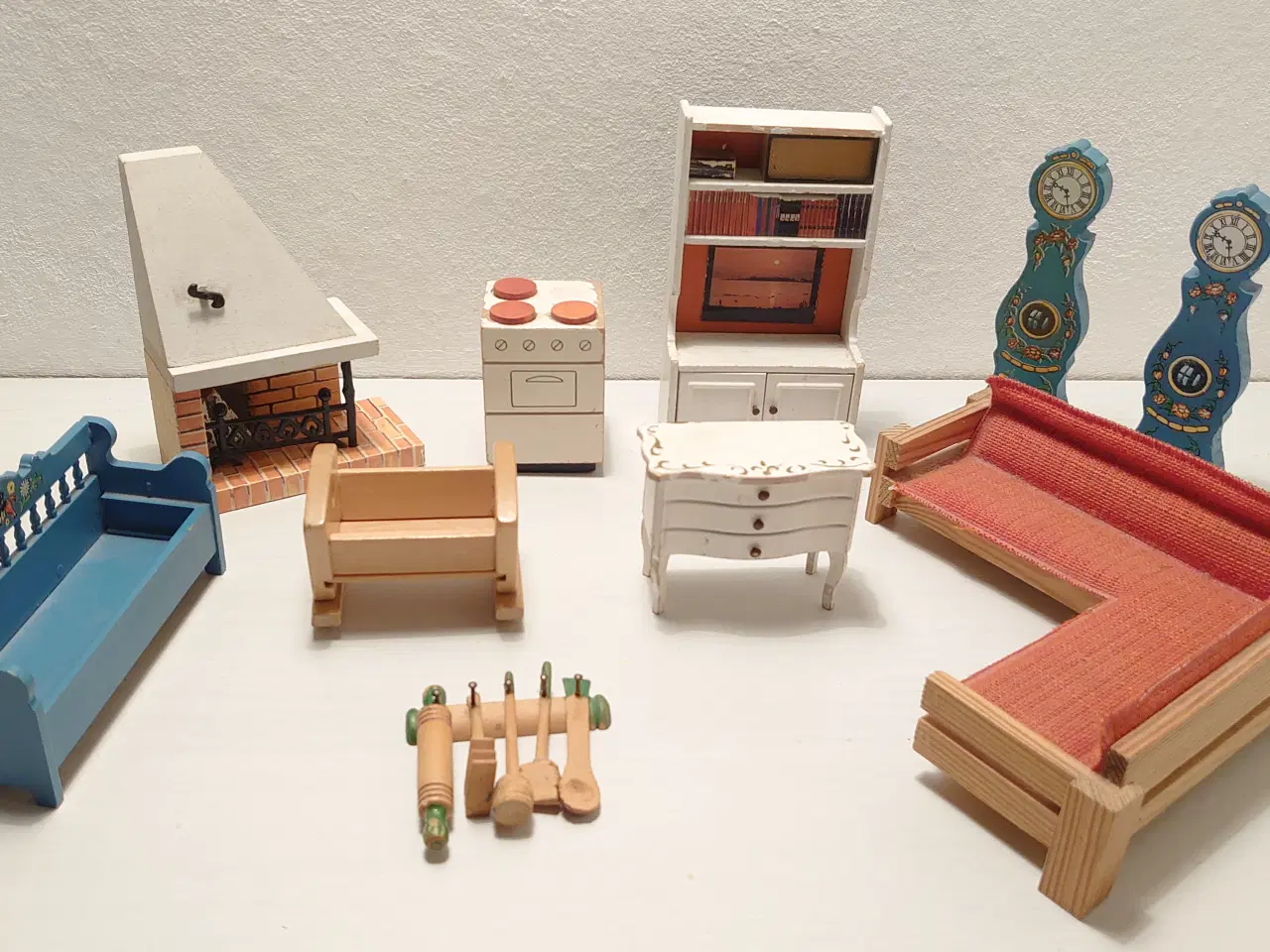 Billede 1 - 10 stk vintage dukkehusmøbler i træ.