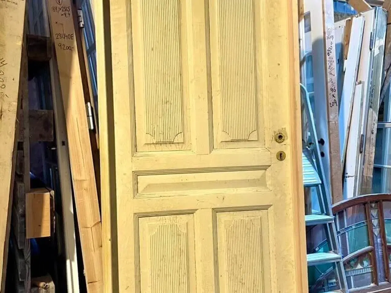 Billede 2 - Smukt udsmykket højrehængt fyldningsdør