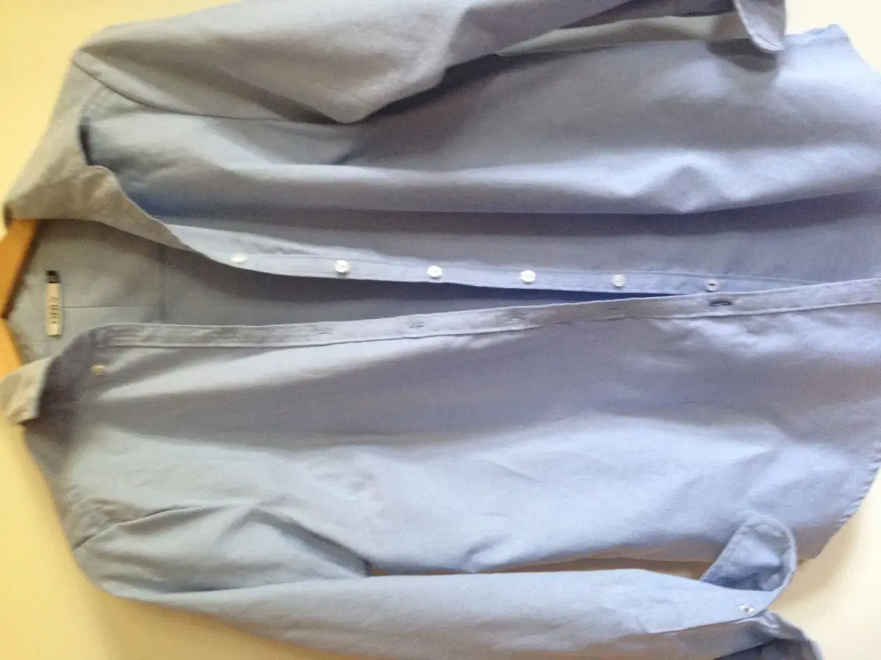 Billede 1 - Lysblå skjorte fra Only - str 40, kr 100 inkl frag
