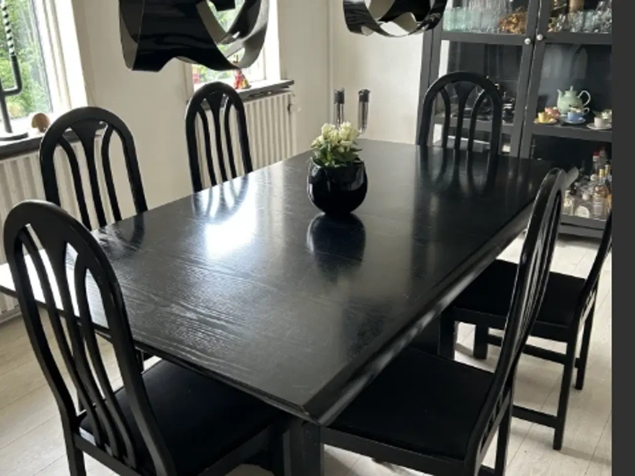 Billede 1 - Sort spisebord i ask med 2 plader og 8 stole 