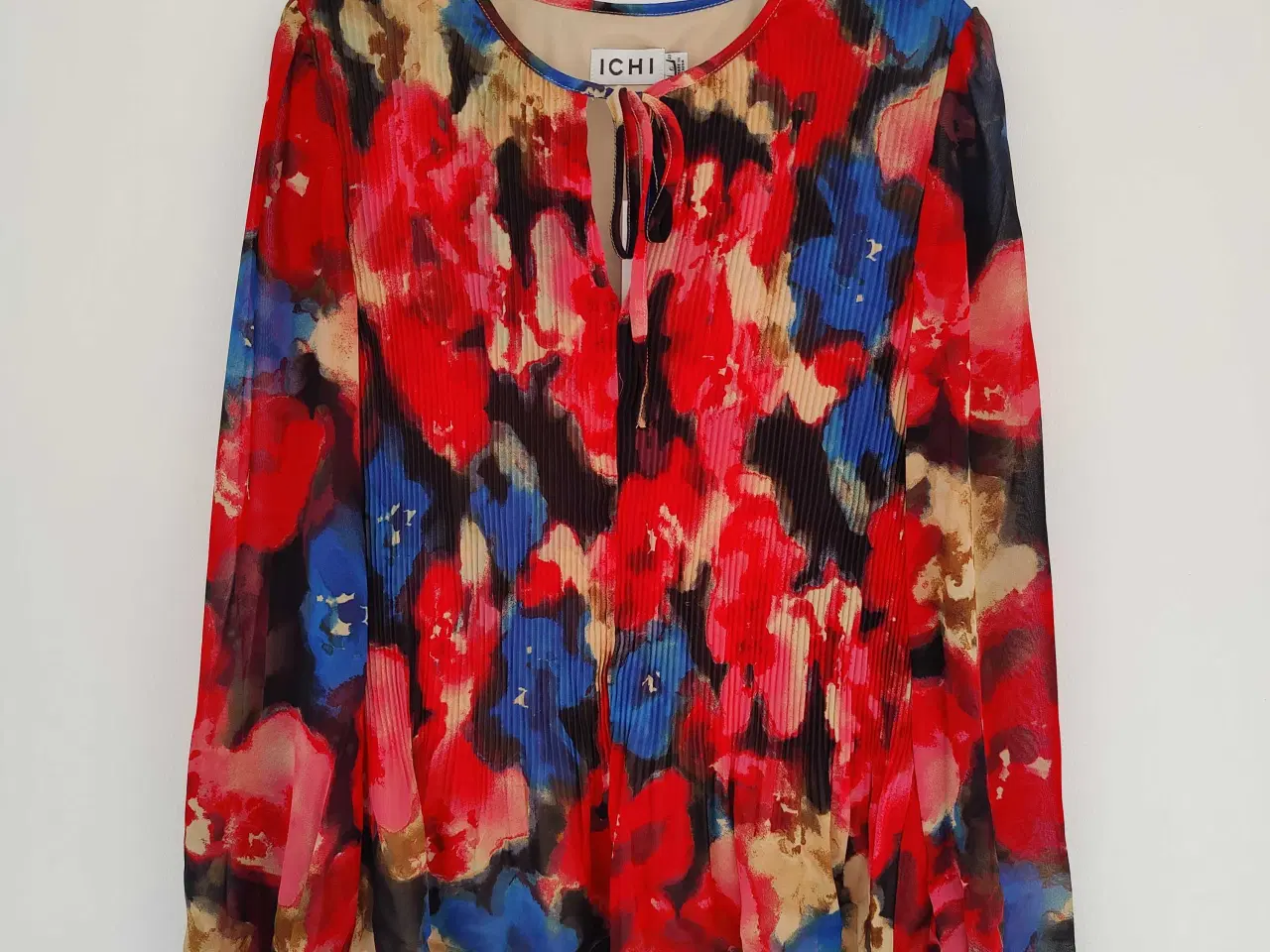 Billede 2 - Blomstret plisse bluse, str. 42