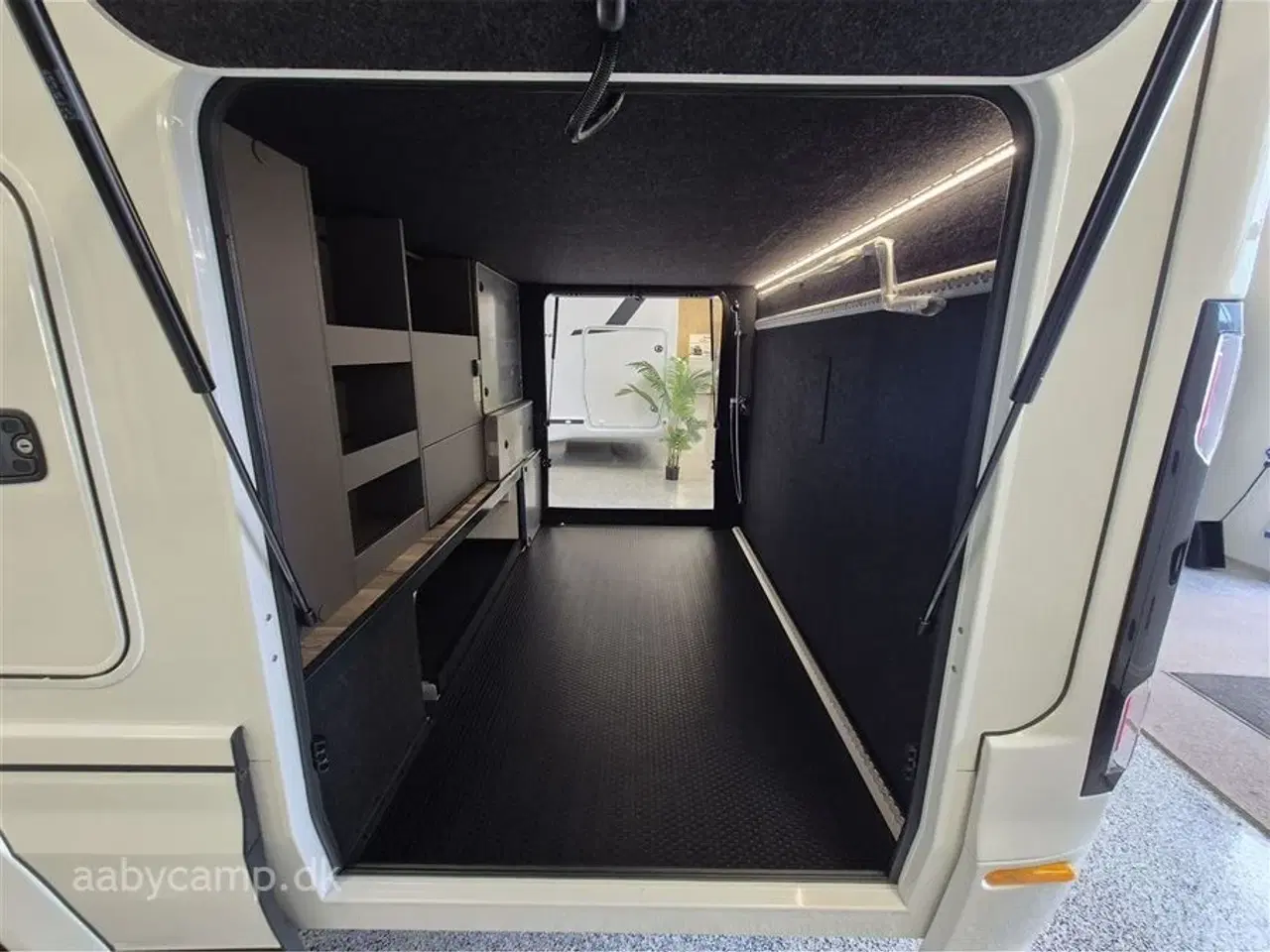 Billede 38 - 2025 - Niesmann+Bischoff Arto 78   solceller. 3x150 Ah lithium batterier. 3000w inverter. Elektrisk markise. Udv. gas/vand. Helårsdæk. 2x TV. Duo control. luft undervogn. Hydrauliske støtteben.