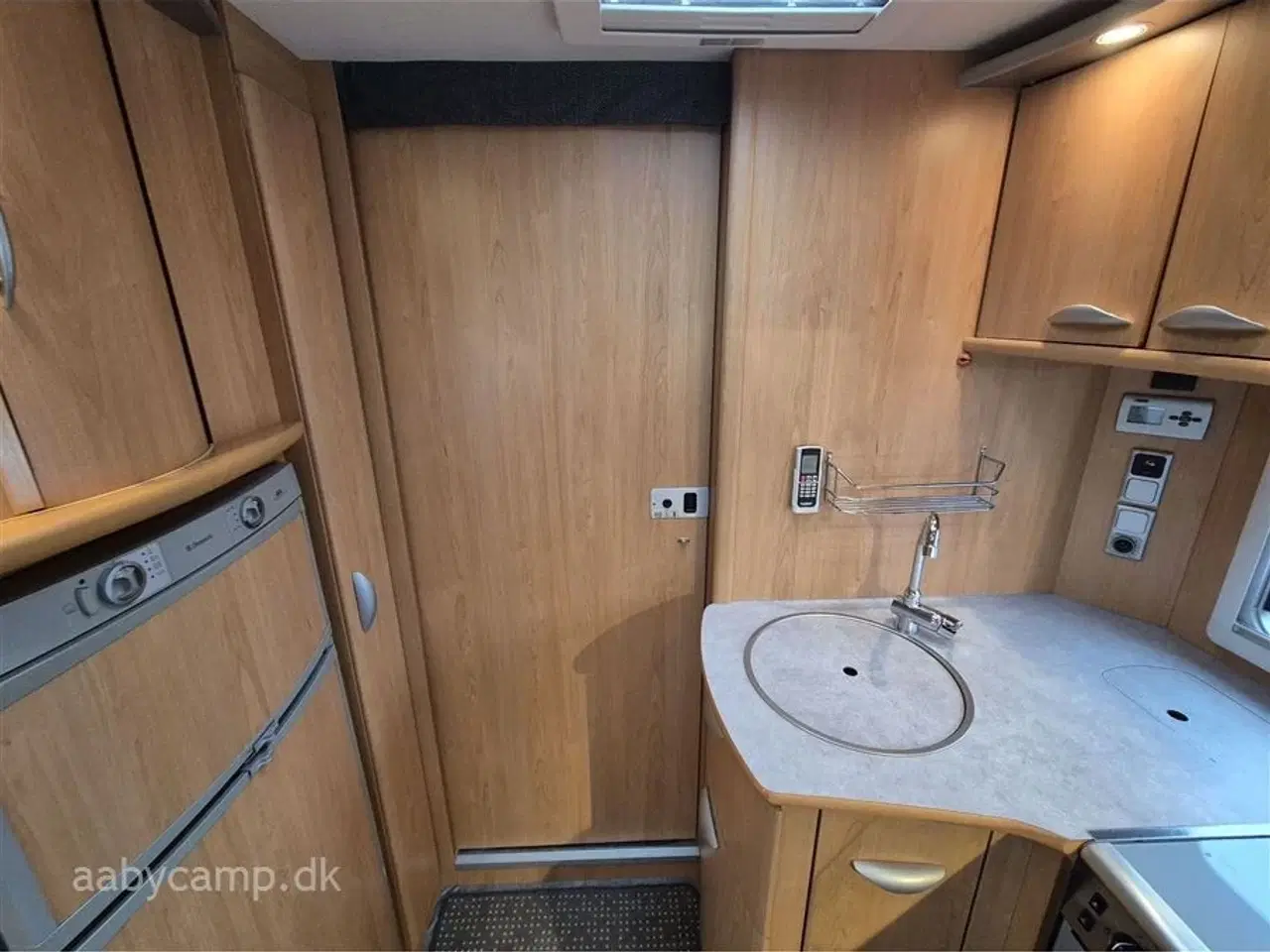 Billede 16 - 2009 - Bavaria   solceller. batteri. markise. Alde centralvarme. Anhængertræk. A/C. Queensbed. Partikelfilter. hydrauliske støtteben.   SÆLGES KUN TIL CVR !!!
