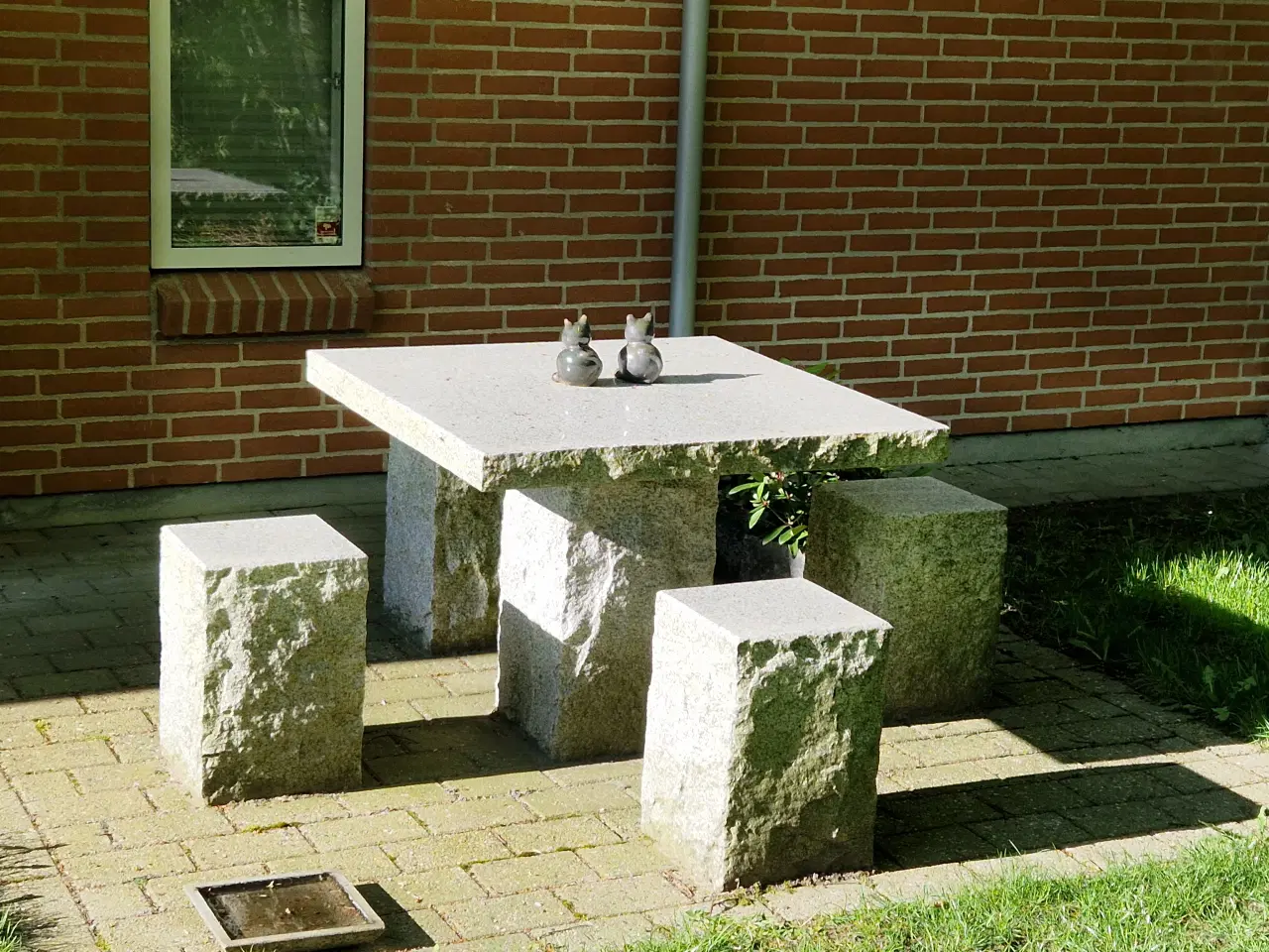 Billede 2 - Flot granitsæt - bord og 4 stole