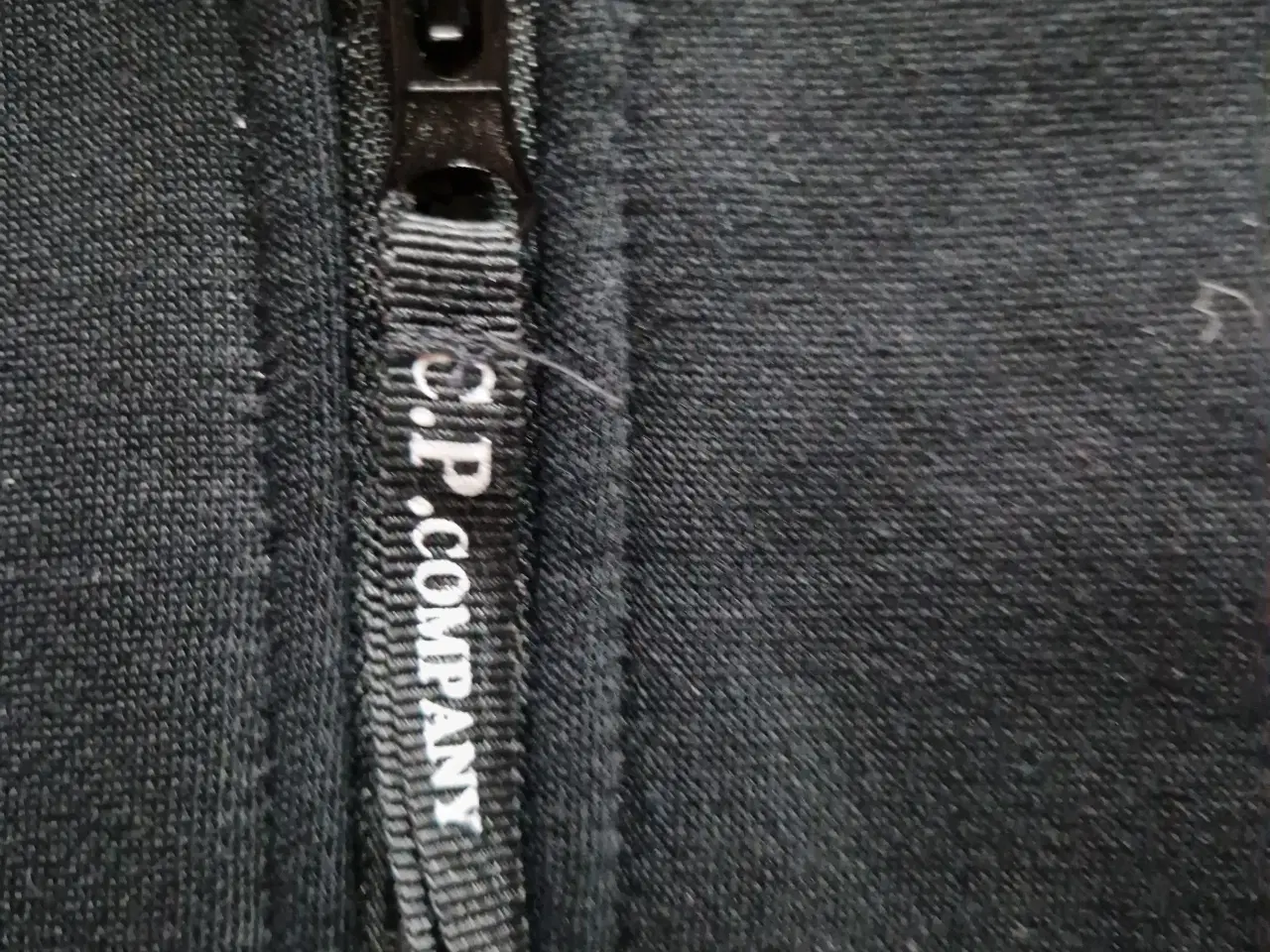 Billede 3 - C.P. Company hoodie med goggles str M sort