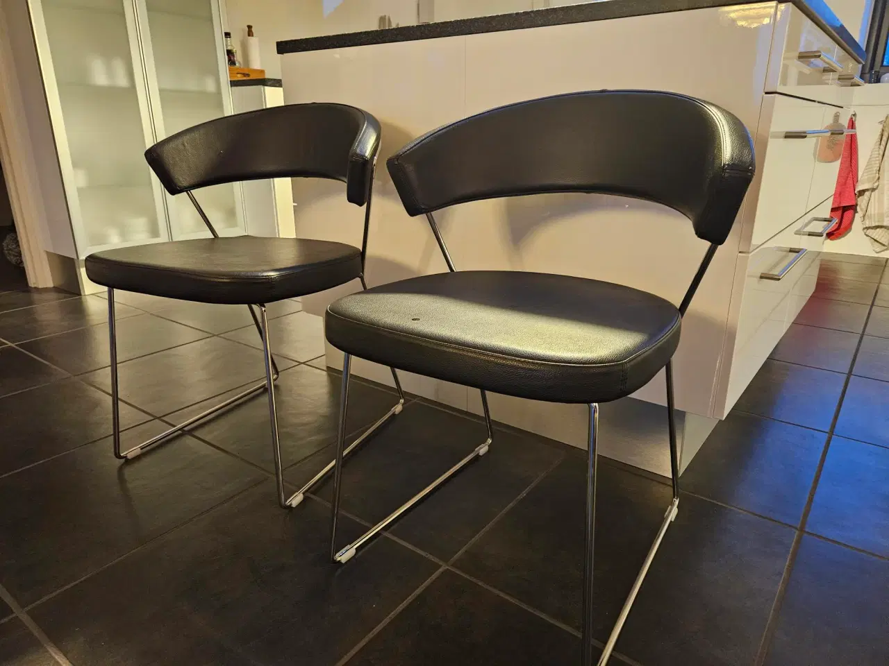 Billede 2 - Spisestuestole med sort kunstlæder