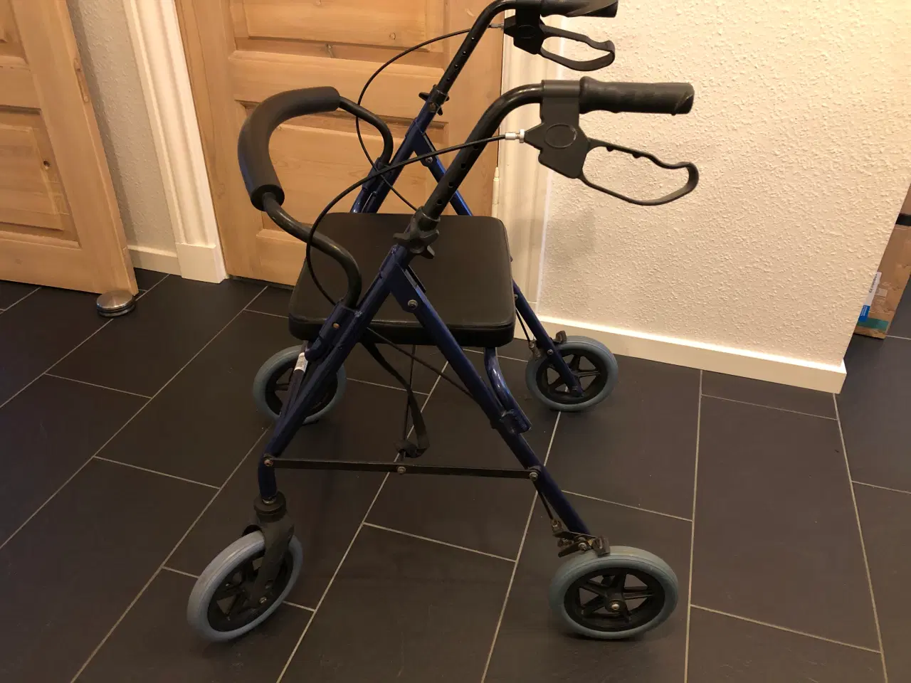 Billede 2 - Rollator med sæde