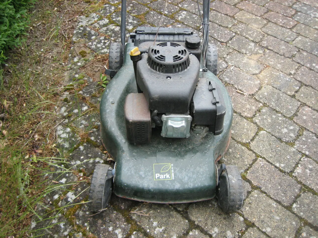 Billede 3 - Plæneklipper som kører på benzin.
