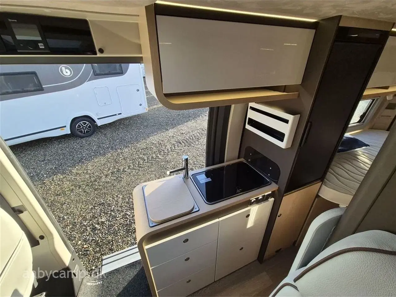 Billede 10 - 2024 - Autostar van V630LI Design Edition   Automatgear. markise. solceller. 200 Ah lithium batteri. 2000w inverter. maxxfan. Fyldegas. anhængertræk. undervognsbehandlet. Gasudtag. cykelstativ.