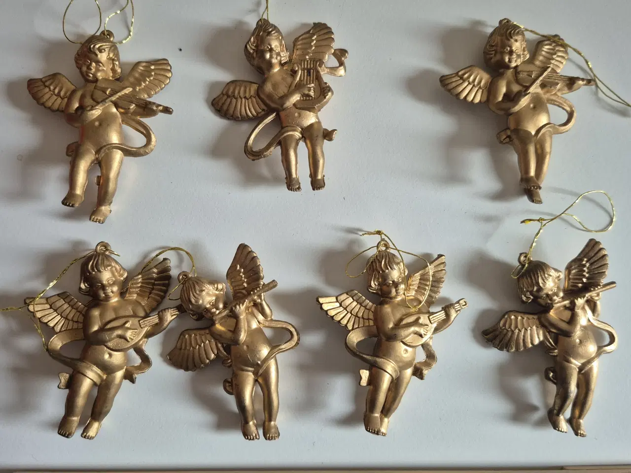 Billede 1 - Sæt med 7 Klassiske Juleengle i Guld (Plast)