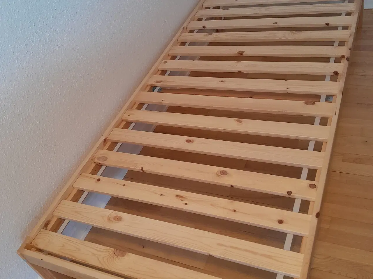 Billede 1 - Seng (NEIDEN + LINDBÅDEN fra IKEA)