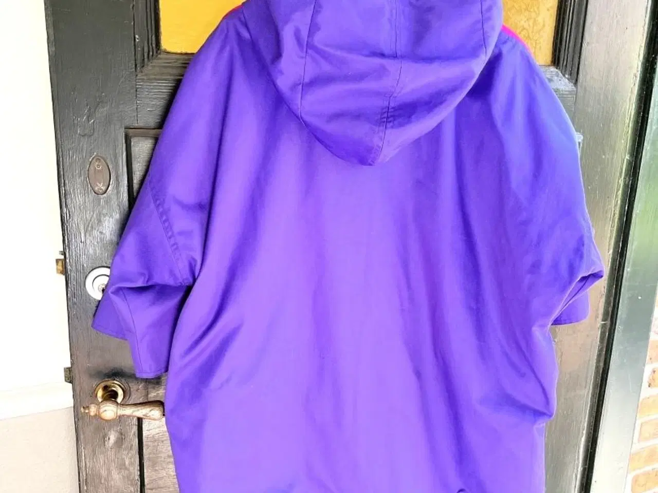 Billede 2 - Lilla og pink oversize frakke med god plads