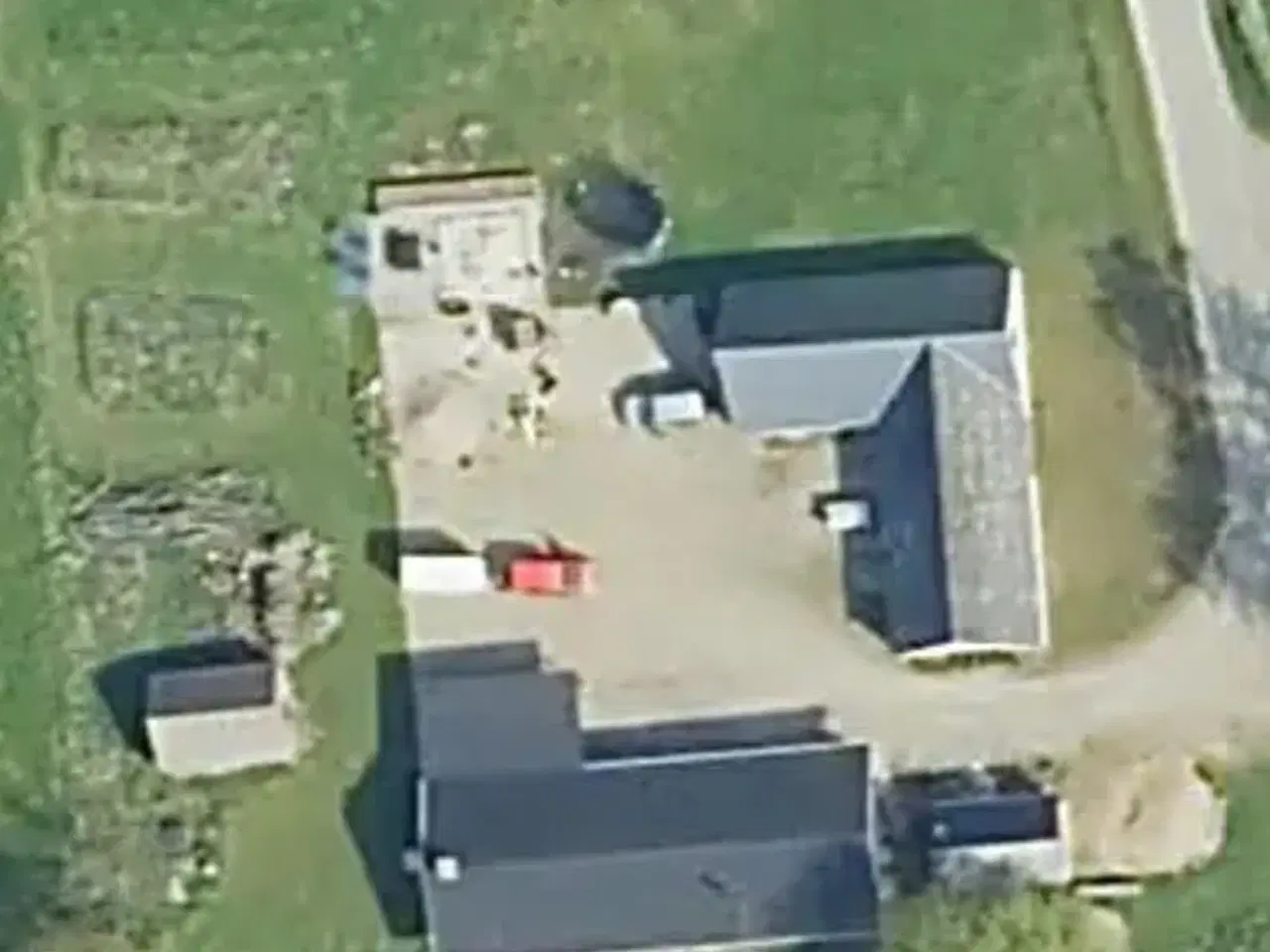 Billede 1 - Landejendom med udsigt ud over mark og eng