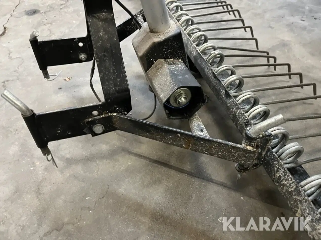 Billede 10 - Gårdrive og vogn