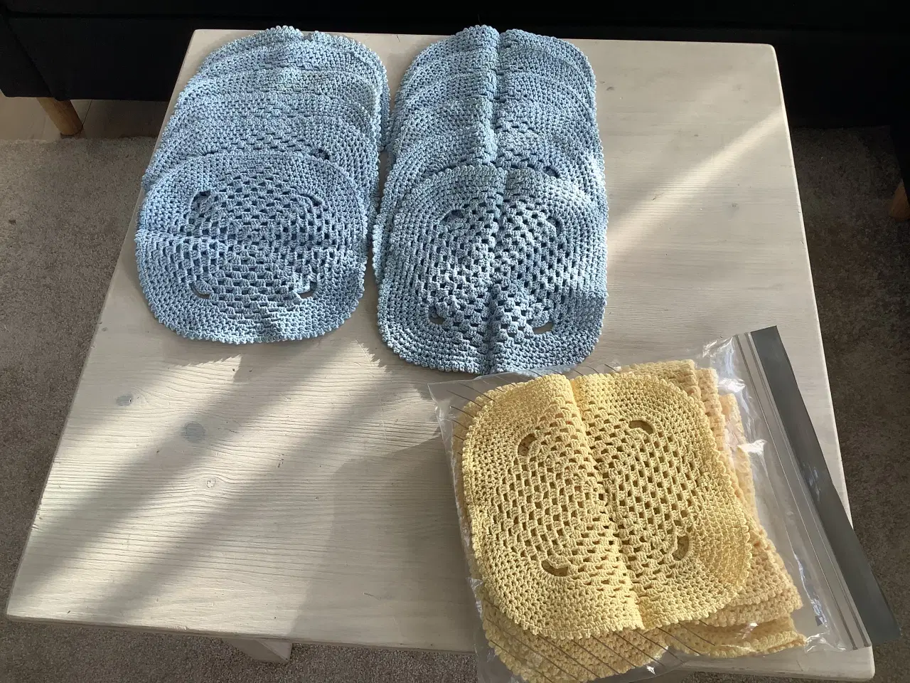 Billede 1 - 12 stk blå og 10 stk gule hæklede mundservietter 