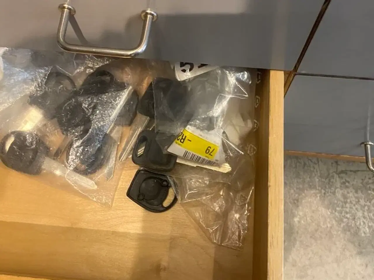 Billede 3 - Indhold i skuffer nøgler mm ( se foto)