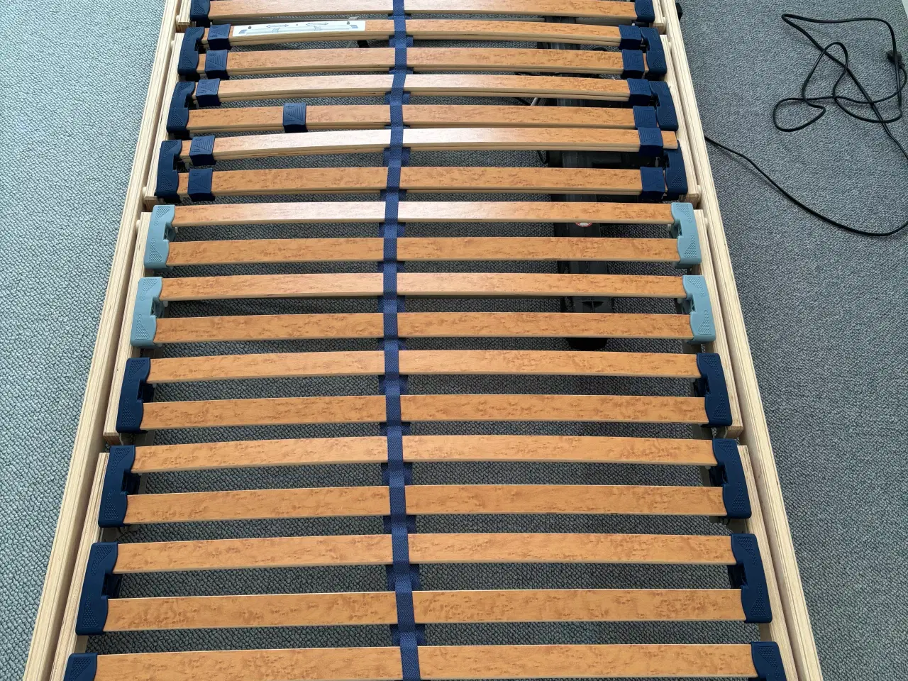 Billede 1 - Elevationsbund 90x200 med rigtig god madras og top