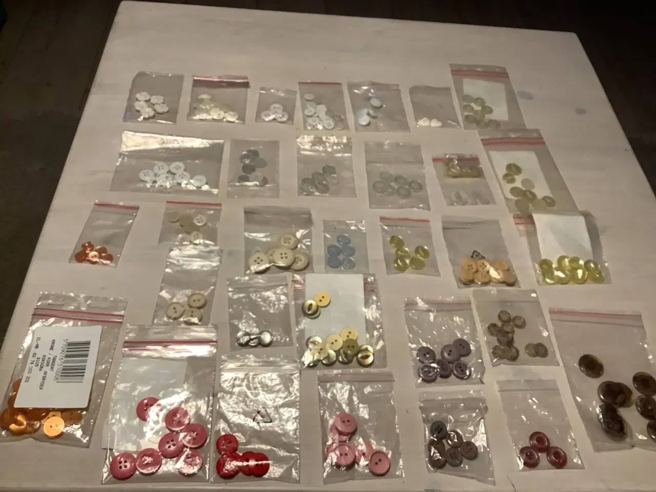 Billede 8 - Knapper i plast og metal flere farver.