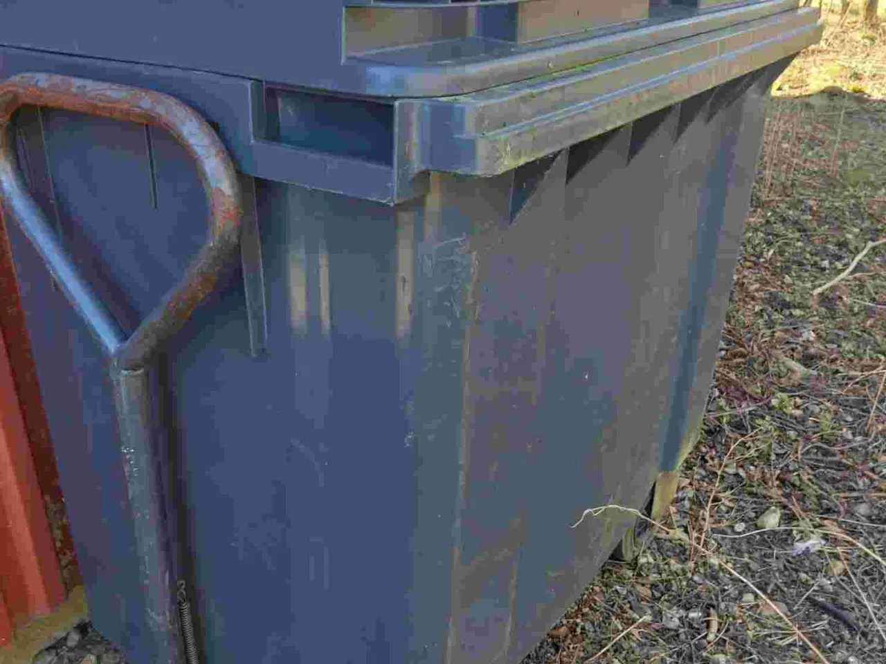 Billede 1 - 2 stk. store skraldevogne + 1 lille + stålstativ 