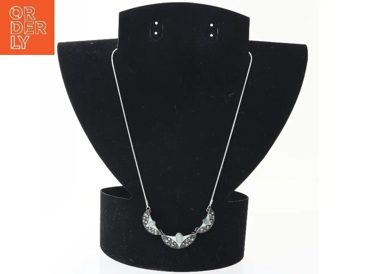 Billede 3 - Sølvfarvet halskæde med dekoration (str. 45 cm)