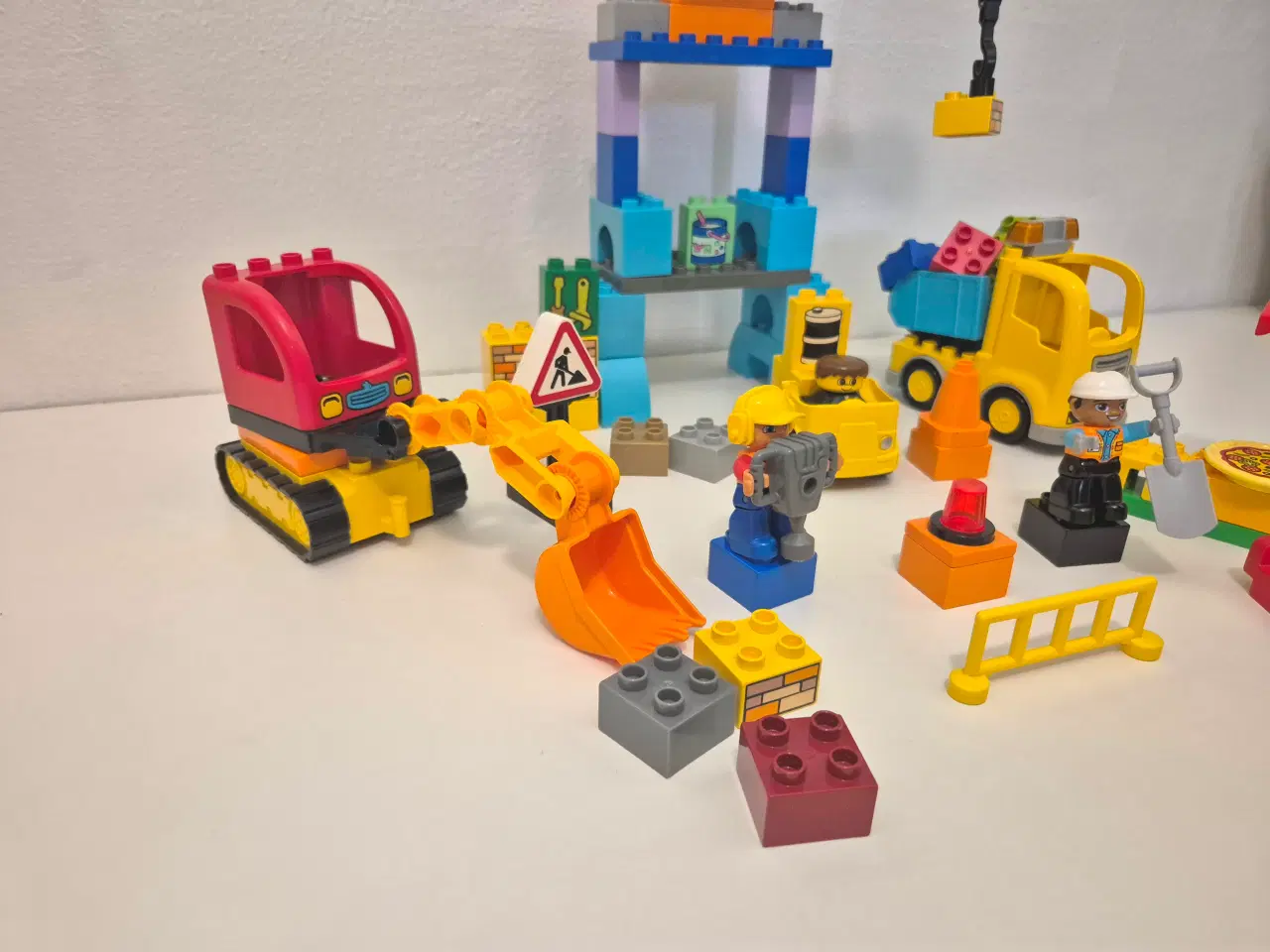 Billede 2 - Duplo Byggeplads,Gravemaskine på larvefødder, Køre