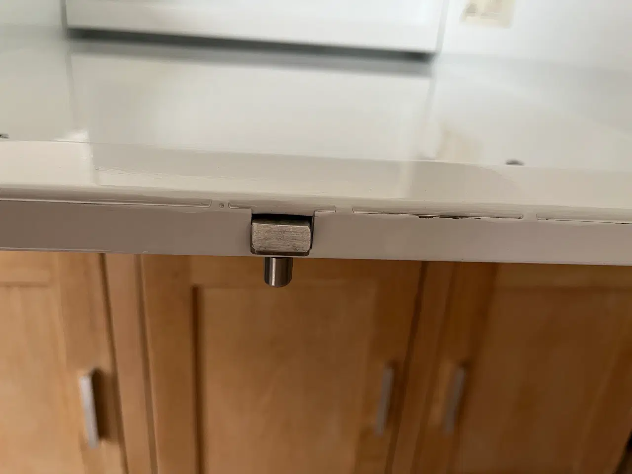 Billede 13 - Væghængt puslebord i hvid metal, BabyDan