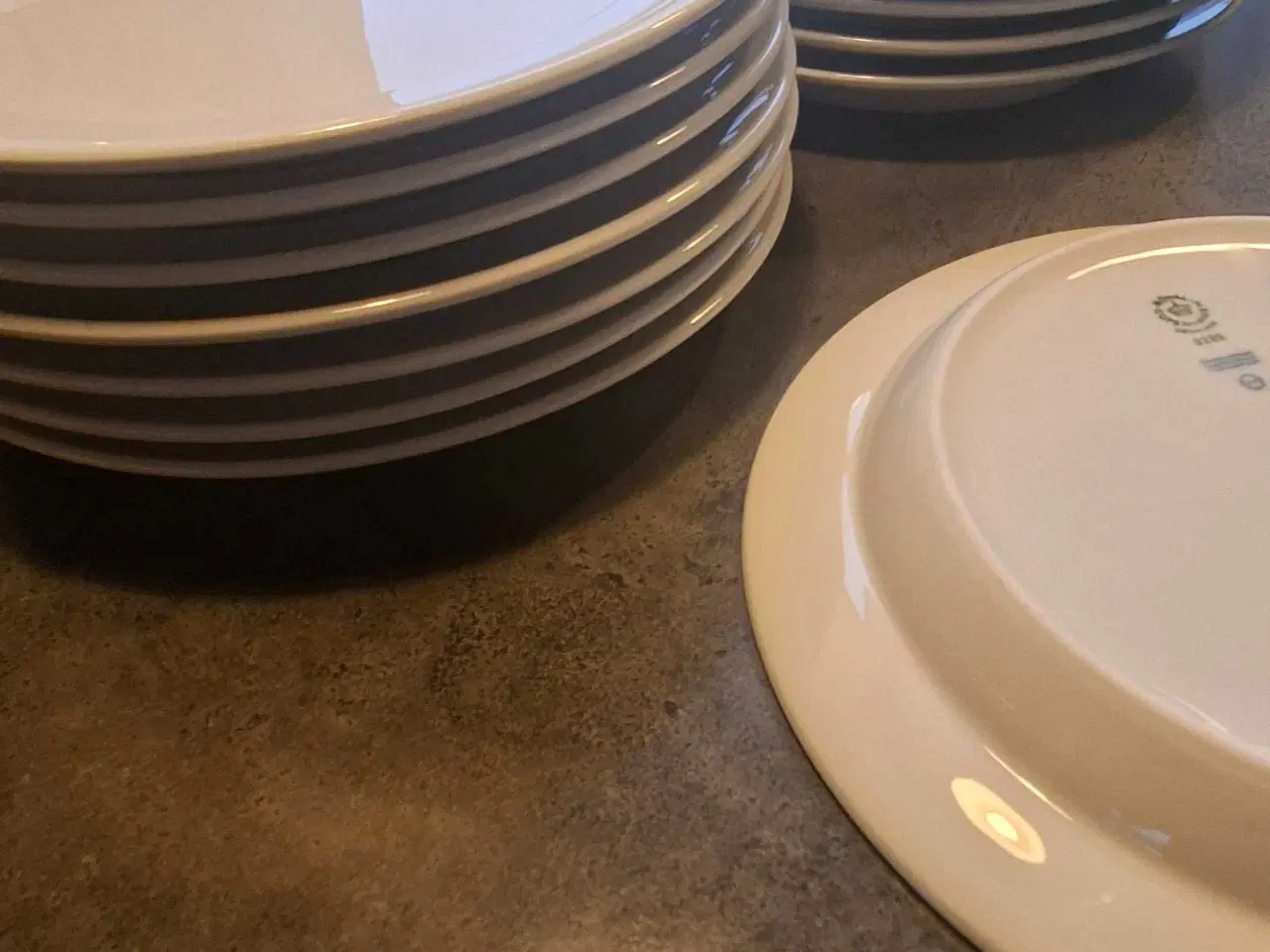 Billede 3 - Hvidpot 15 stk flade tallerkenerdia 24cm