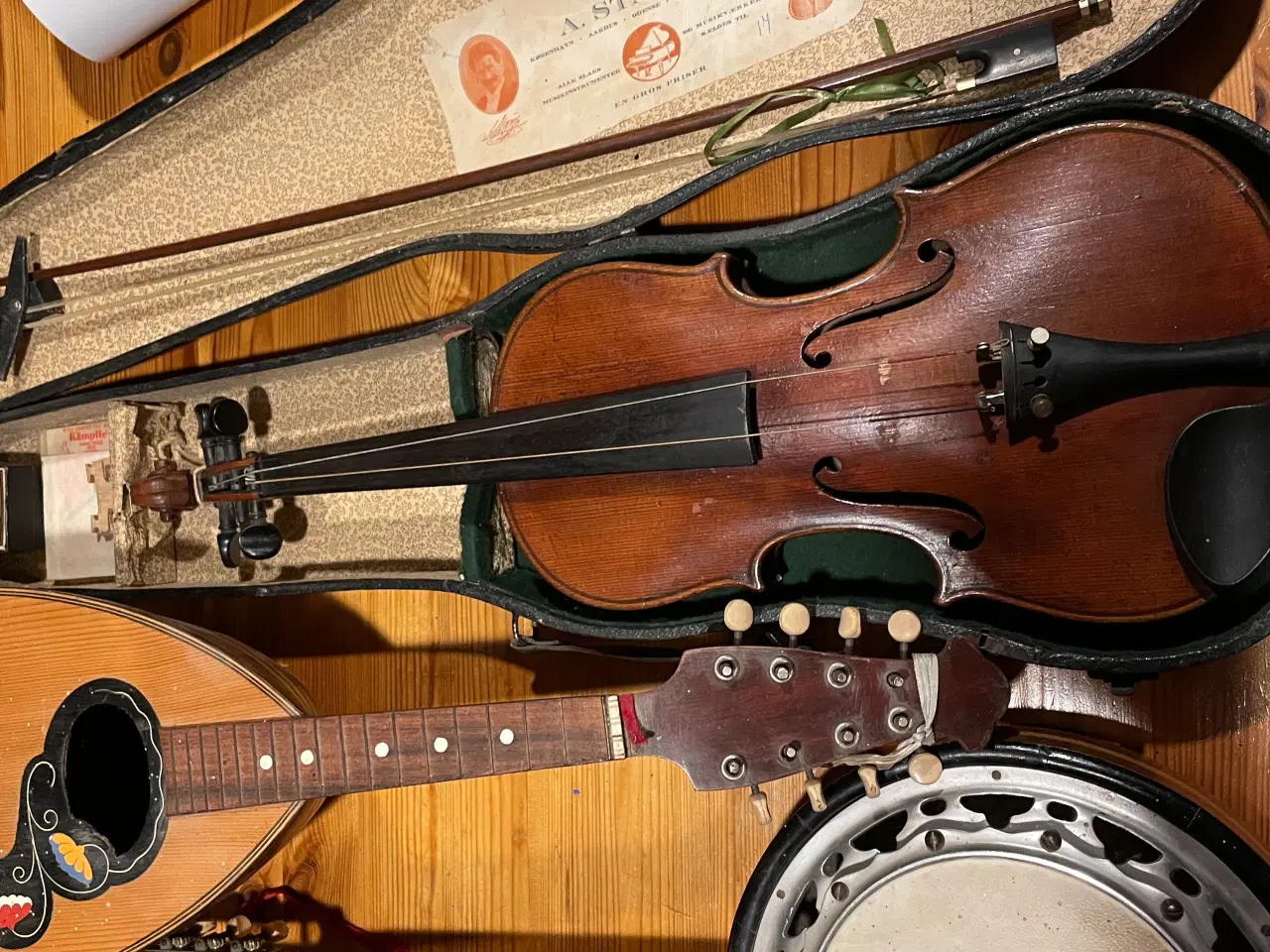 Billede 1 - Banjo, guitar og violin.