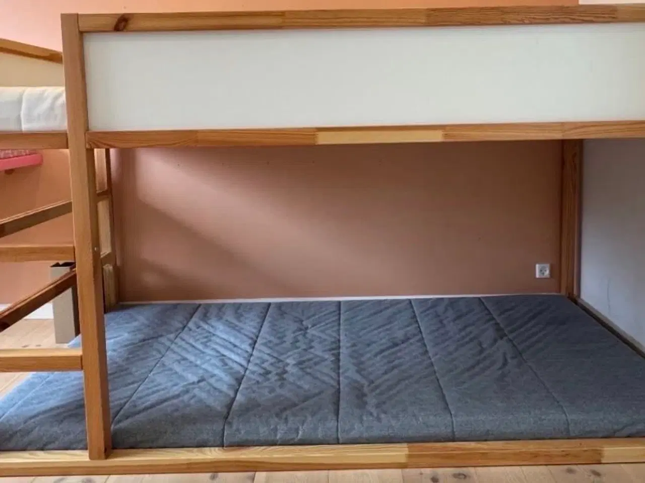 Billede 2 - Halvhøj seng IKEA inkl. madrasser