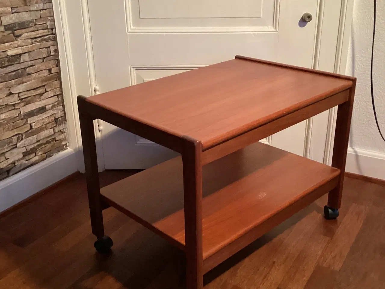 Billede 4 - Teaktræ rullebord med hylde