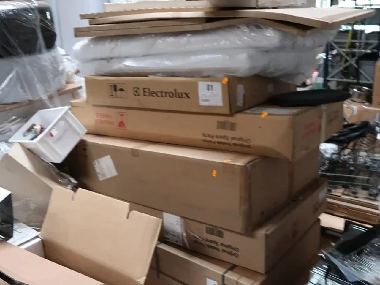 Billede 1 - Palle med div. Reservedele bl.a. køleskabsdøre m.m.